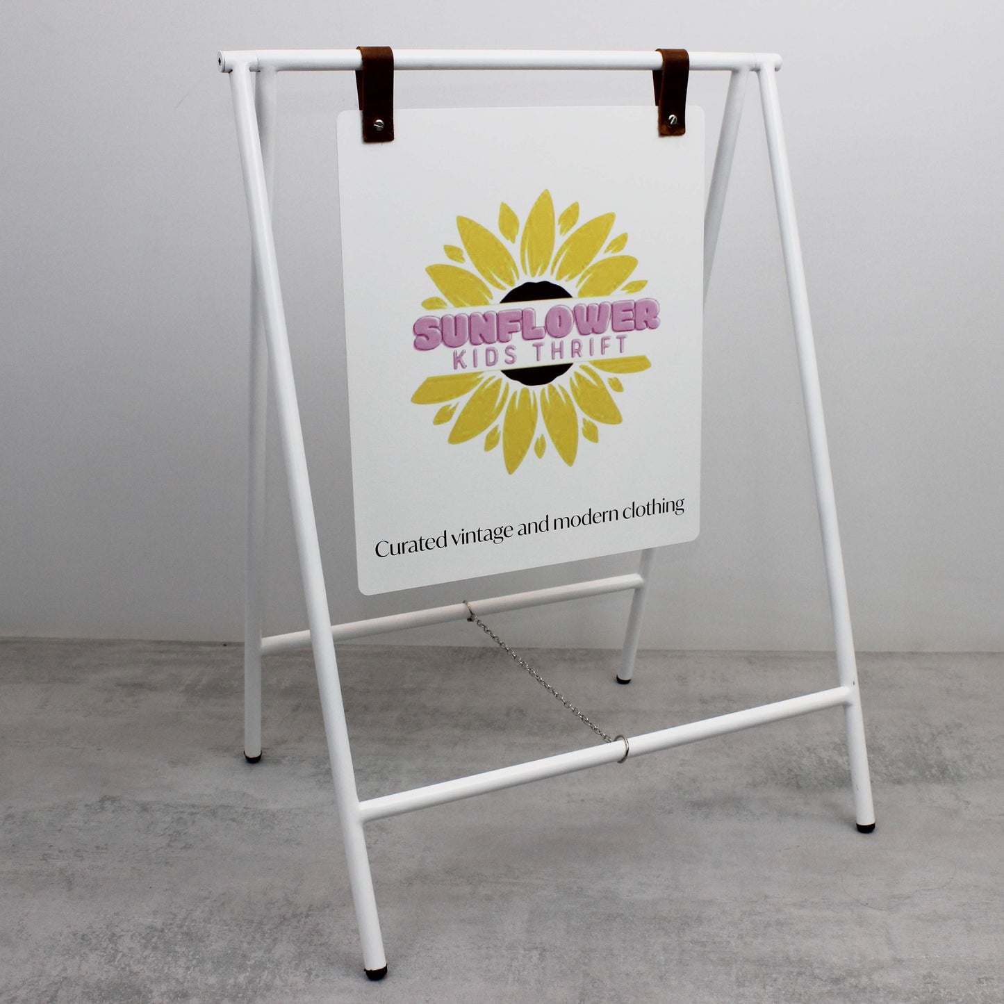 A çerçeve tabela önden görünümüyle minimalist ve şık tasarımı sergiliyor.