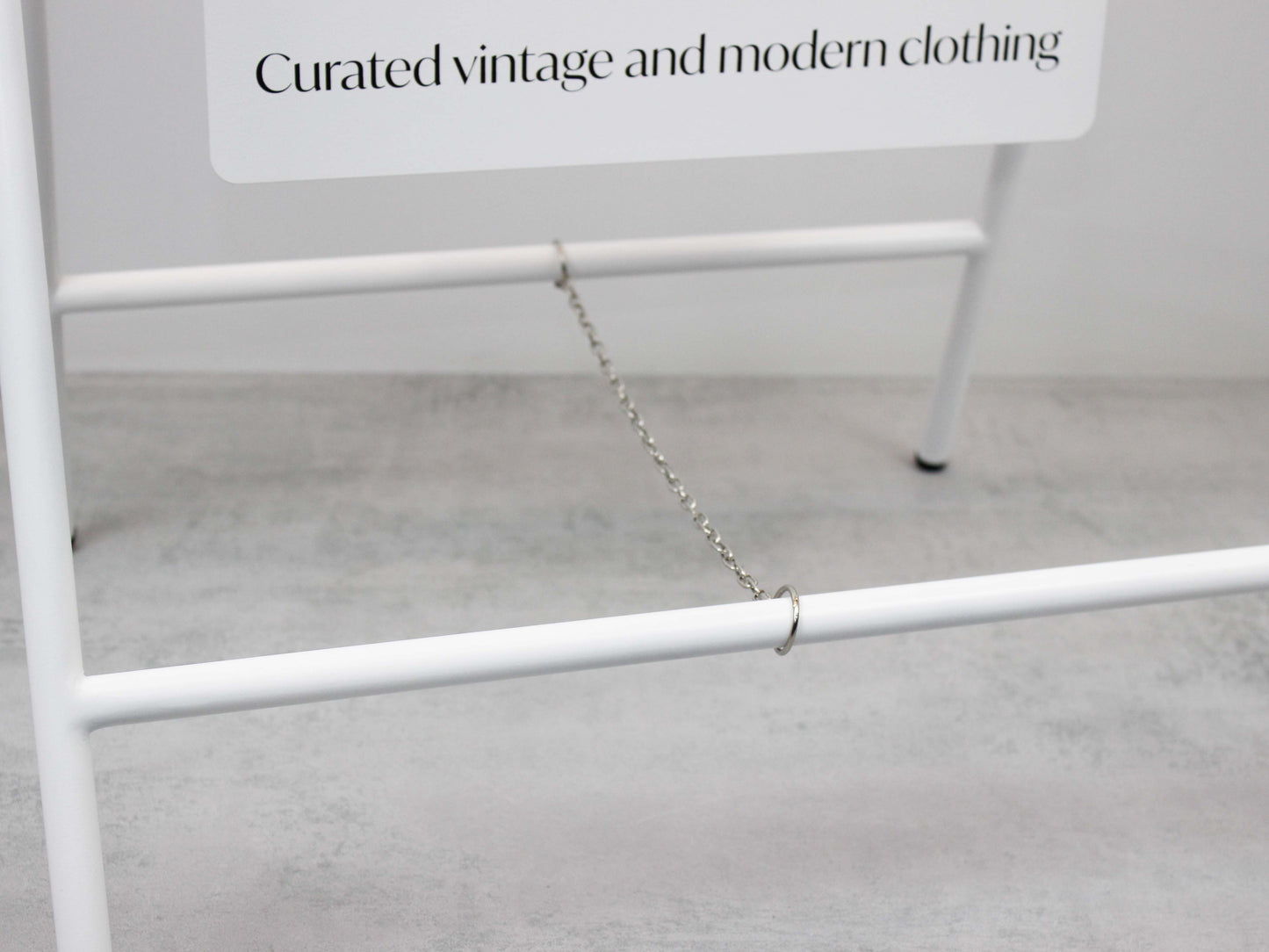 Çift taraflı kullanım sunan A çerçeve tabela modeli.