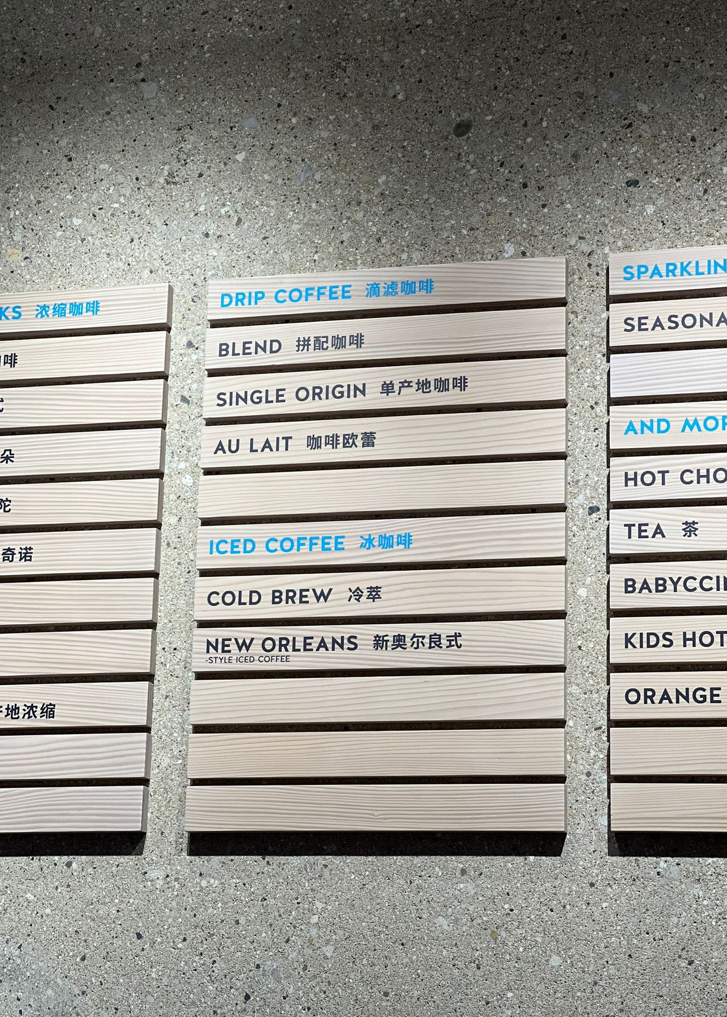 Kafe iç mekanda duvara sabitlenmiş ahşap fiyat listesi panosu