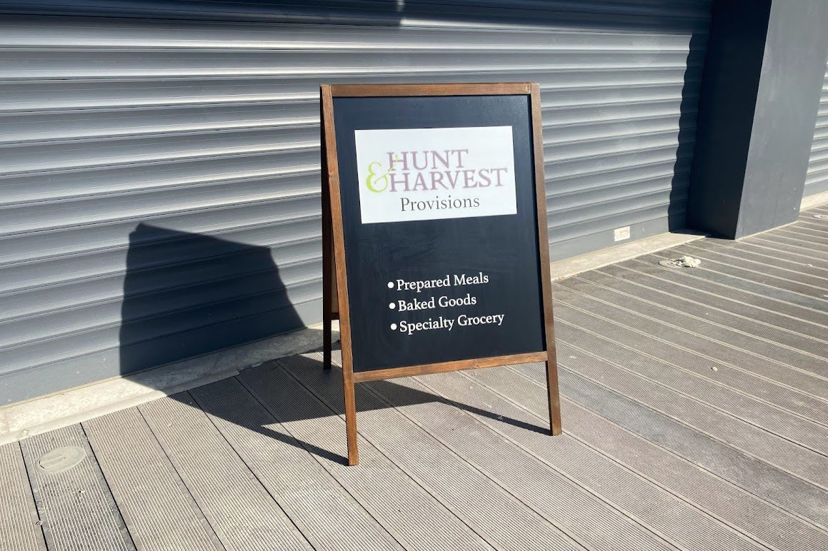 Sade ve doğal görünümlü ahşap gövdeye sahip tabela