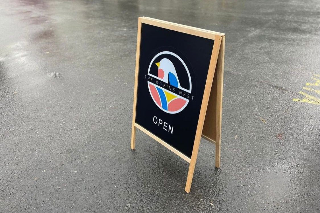 A-frame tasarımlı, ahşap çerçeveli kaldırım tabelasının ön görünümü