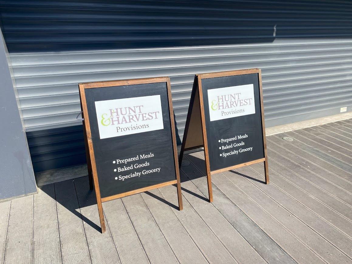 Kafe girişi önünde konumlandırılmış doğal ahşap tabelası