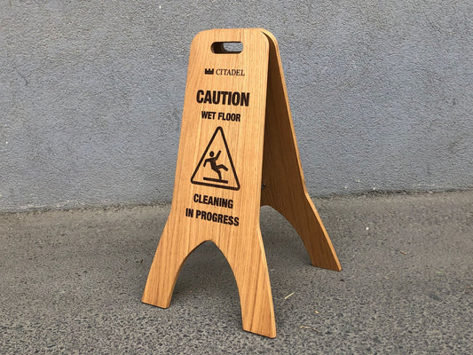 Katlanabilir ahşap uyarı tabelasının ön cepheden görünümü.