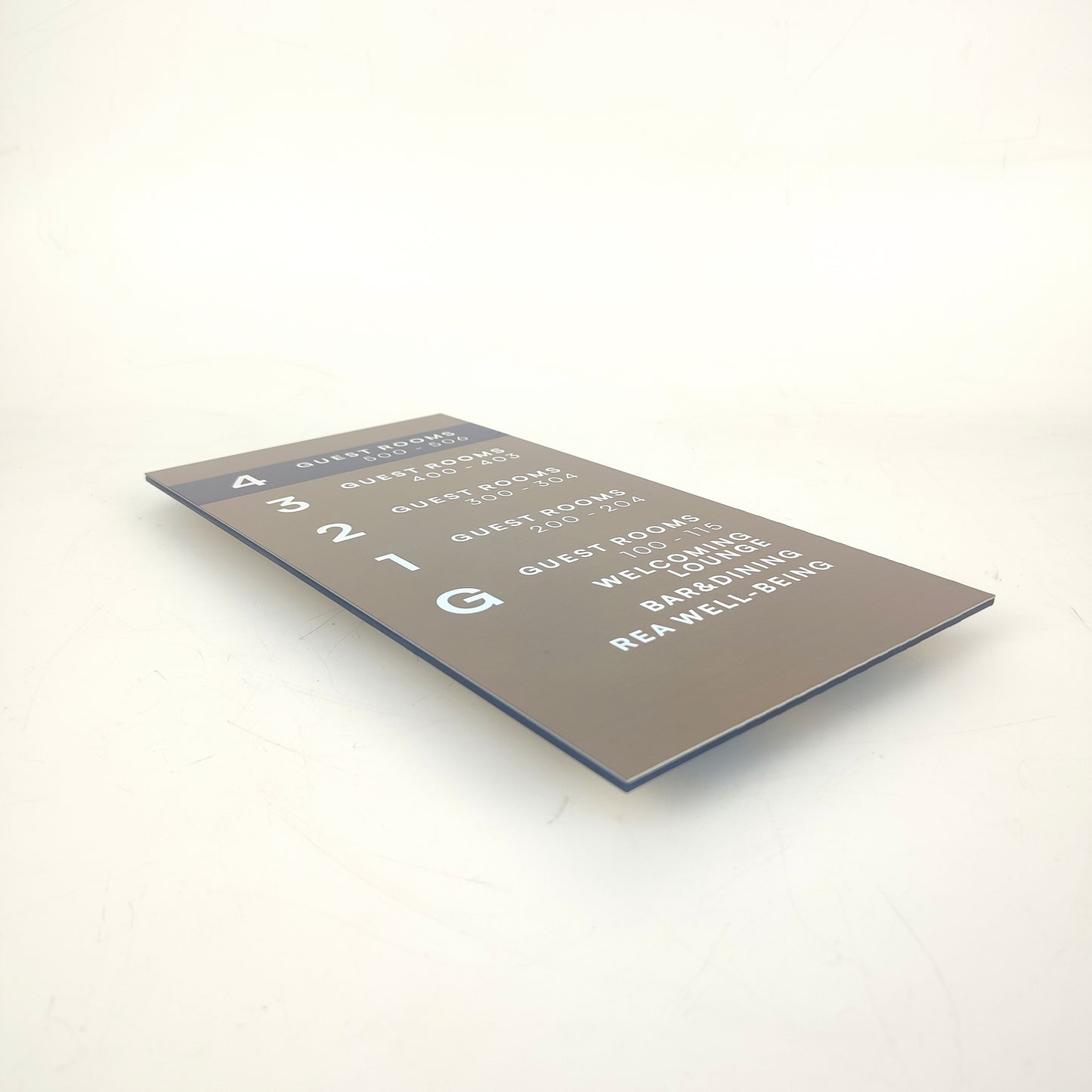 Oda numaralarını gösteren UV baskılı akrilik metal tabela örneği.