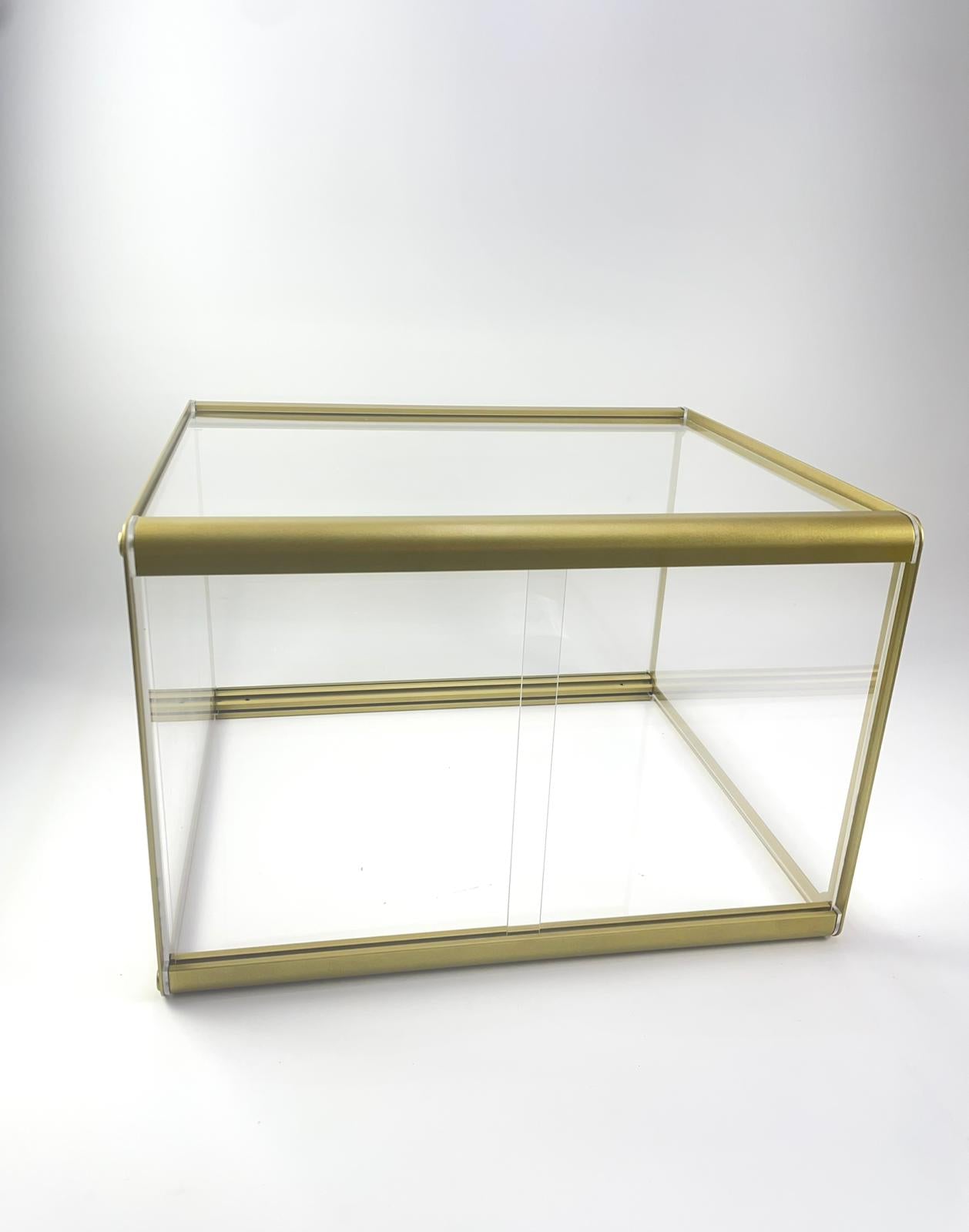 Altın renk metal profilli, cam panelli masaüstü sergileme vitrini – butik, kafe ve mağazalar için dekoratif ürün teşhir kutusu.