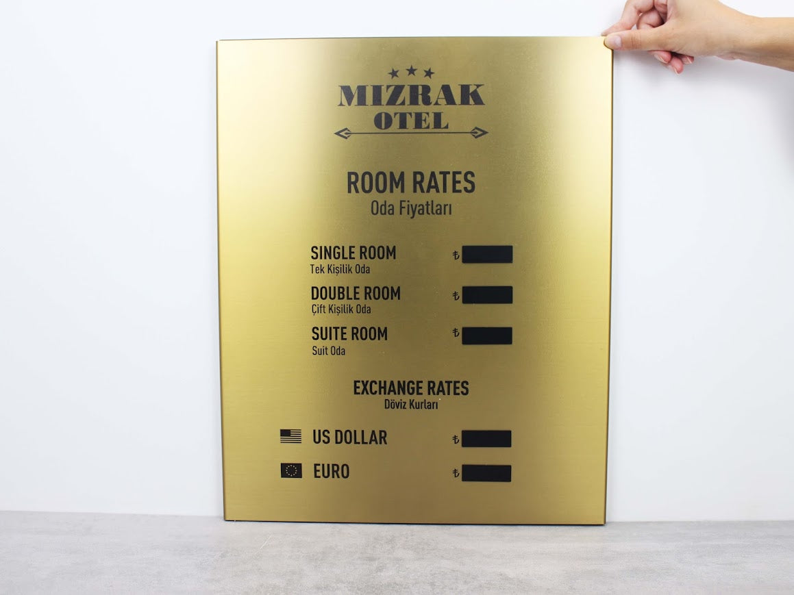 ık ve dayanıklı altın rengi otel fiyat tabelası. İşletmenize özel logo ve içerik baskısı eklenebilir.