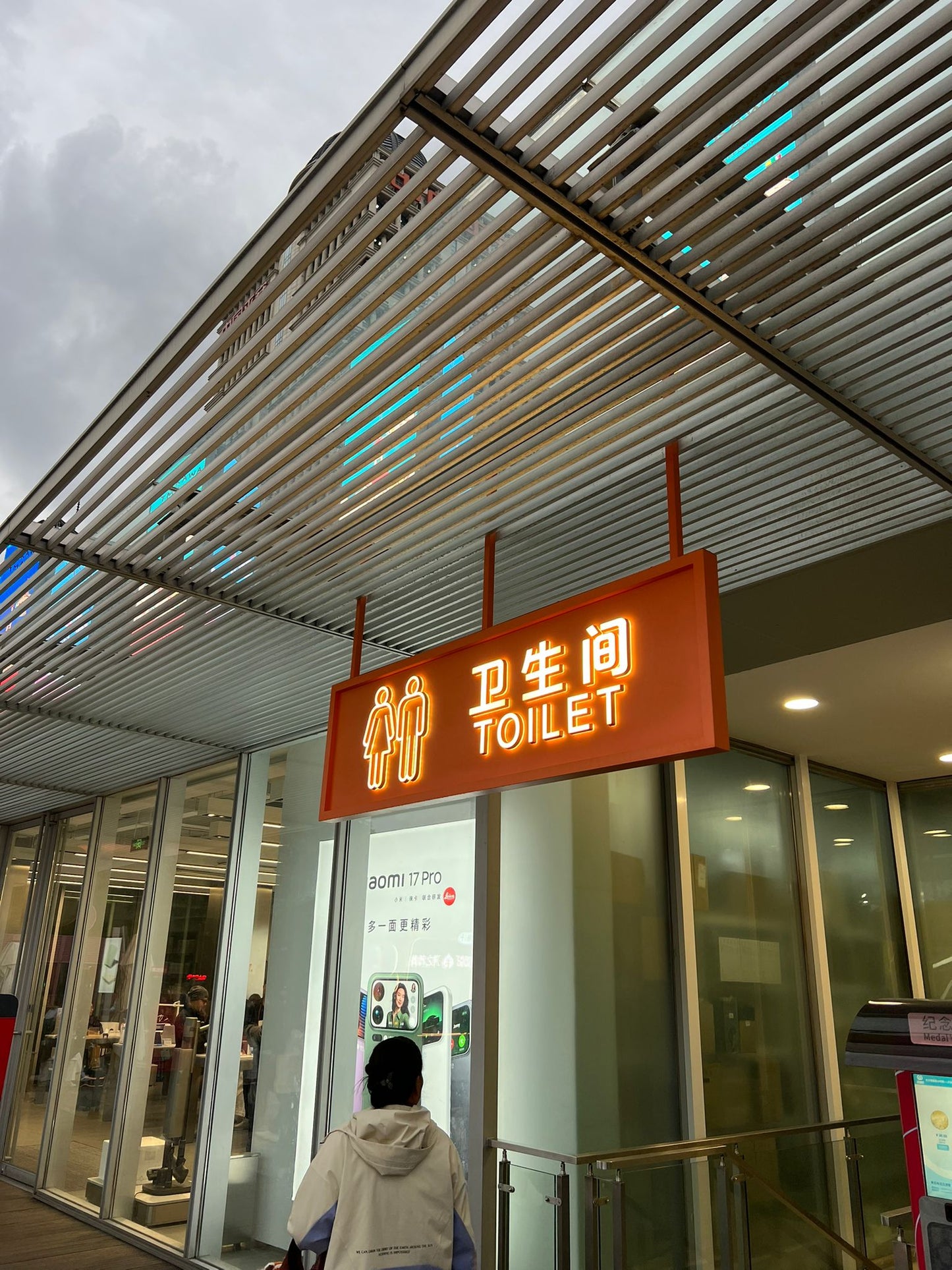 AVM iç mekanda tavan askılı LED WC yönlendirme levhası