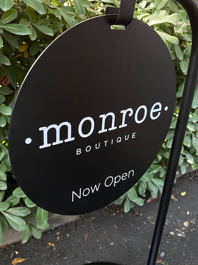 Tabela ve gövde arasındaki bağlantı detayı; sağlam ve estetik montaj sistemi.