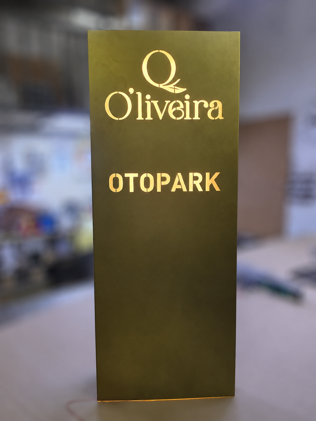 Zemine sabitlenen ayaklı LED otopark yönlendirme totemi