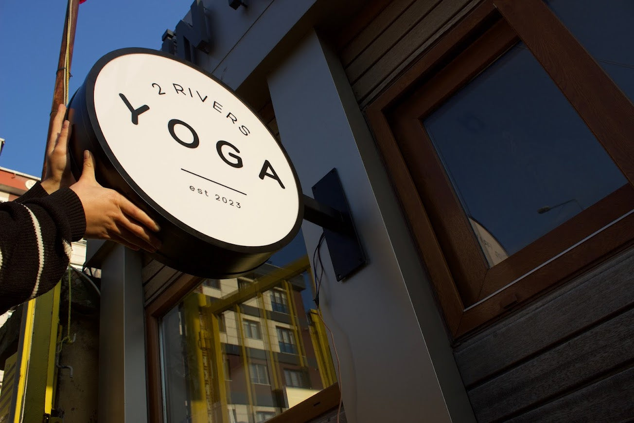 Butikler için özel tasarlanmış ışıklı metal duvar tabelası.