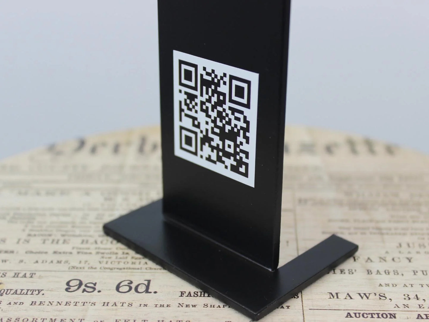 Çift taraflı tasarımı ile masaüstü kullanımda pratiklik sağlayan QR kod standı.