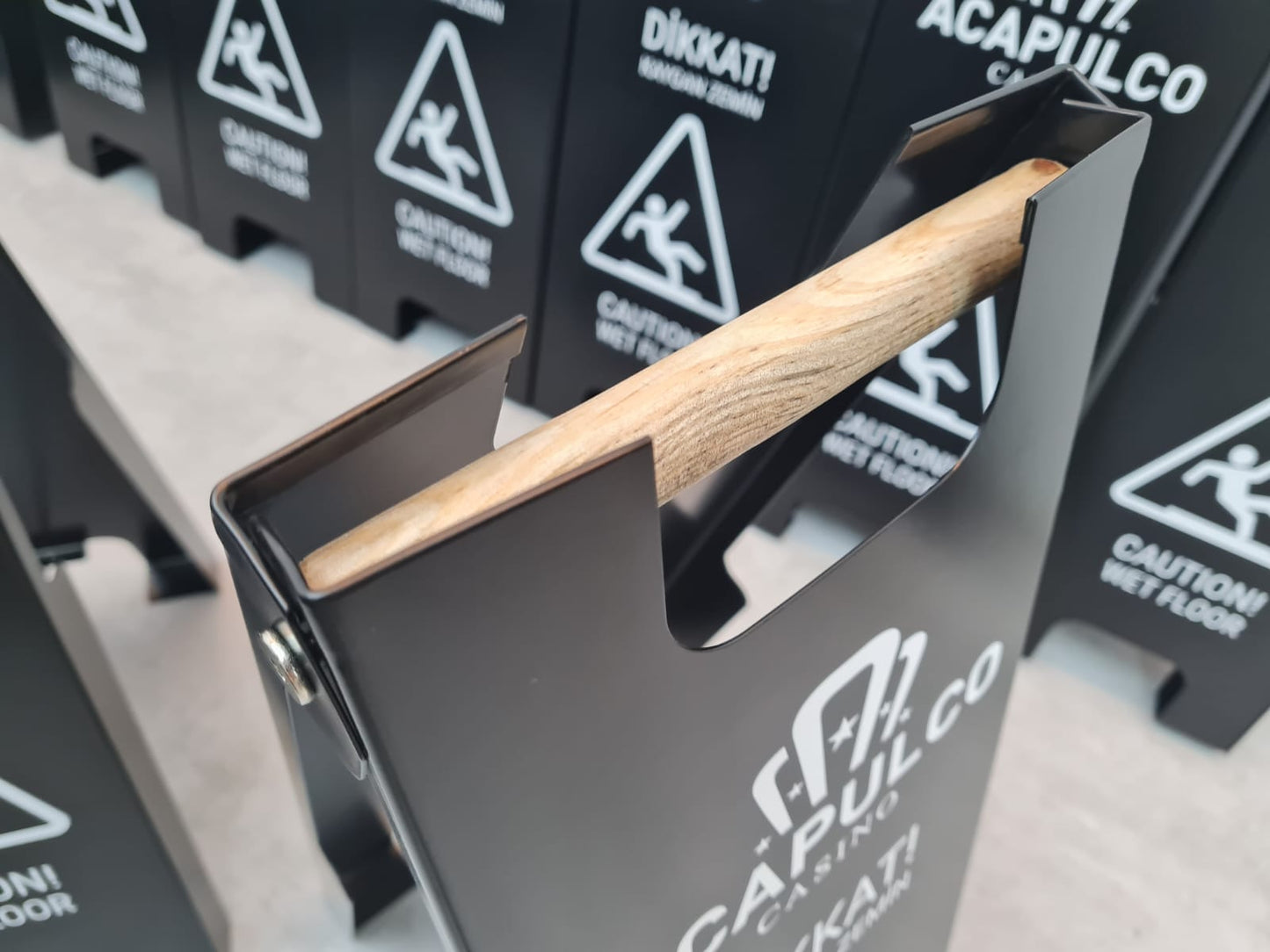 Her yönden görünürlük sağlayan çift taraflı uyarı standı