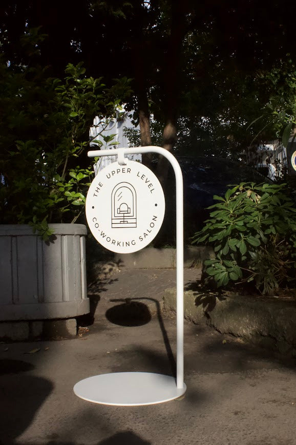 Çift taraflı baskı yapılabilen kaldırım tabelası, işletme logonuzu her iki cepheden görünür kılar.