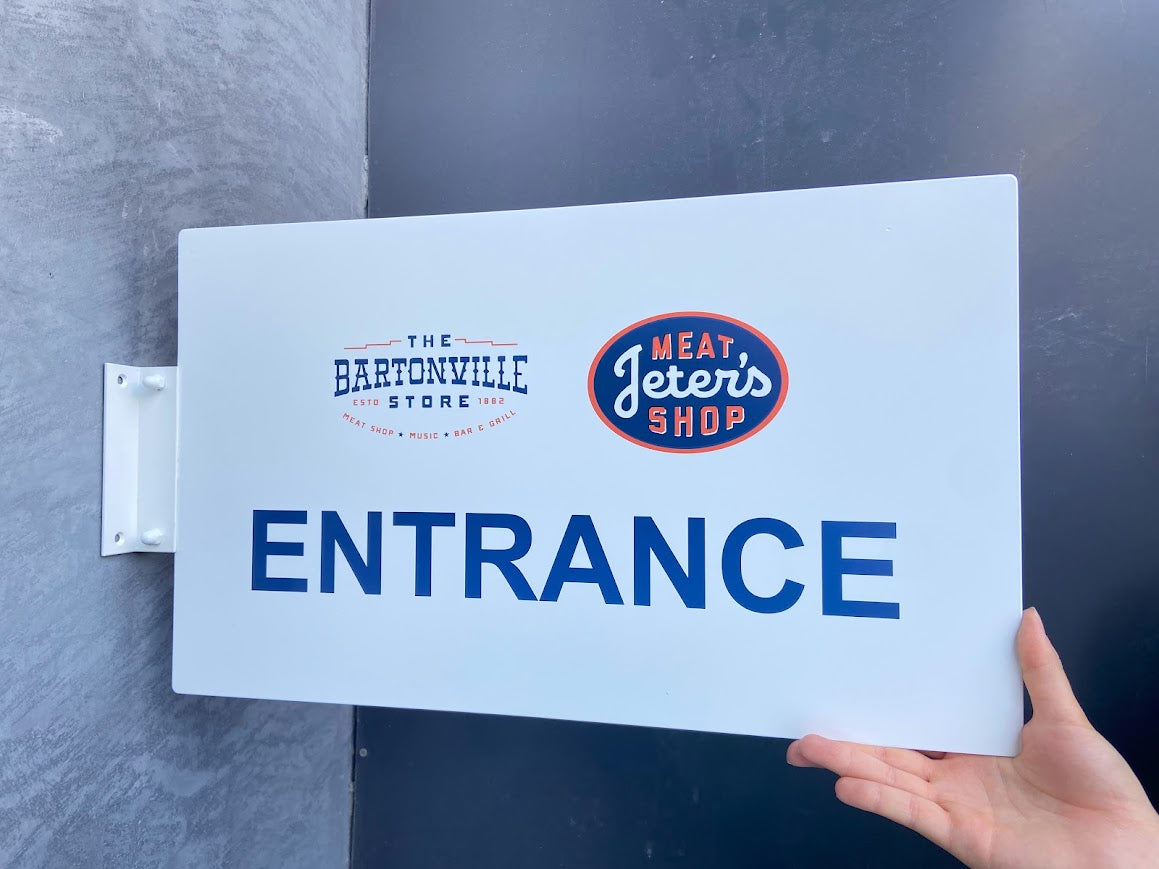 Dış hava koşullarına karşı dayanıklı metal tabela dış mekanda sergileniyor.