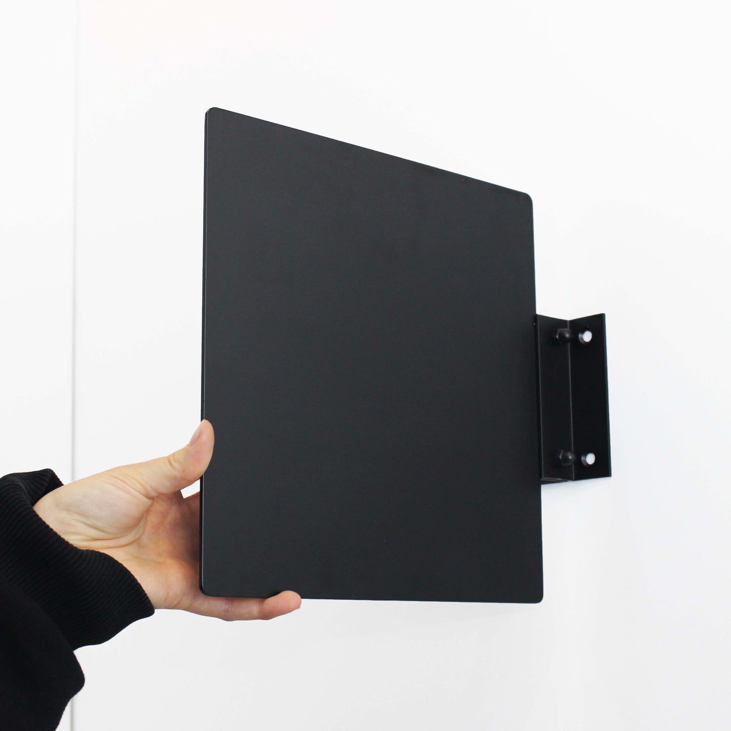 Dış mekana uygun yapısıyla dikkat çeken kare tabela.