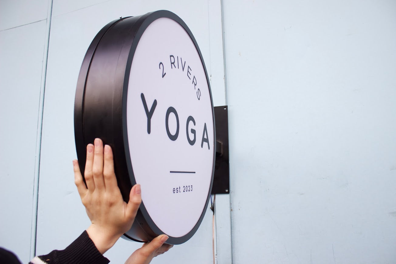 Duvar tipi monte edilmiş ışıklı tabela, estetik ve sade montaj şekliyle.