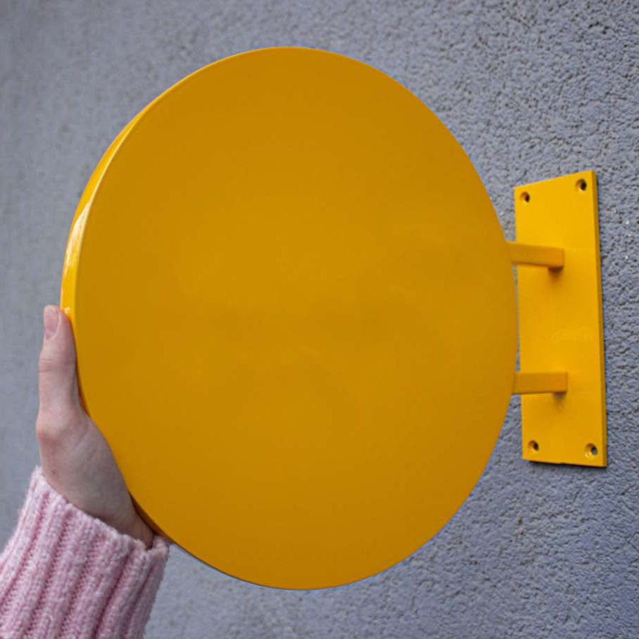 Özel renge boyanmış, duvar tipi giriş tabelası cafe için hazırlanmış.