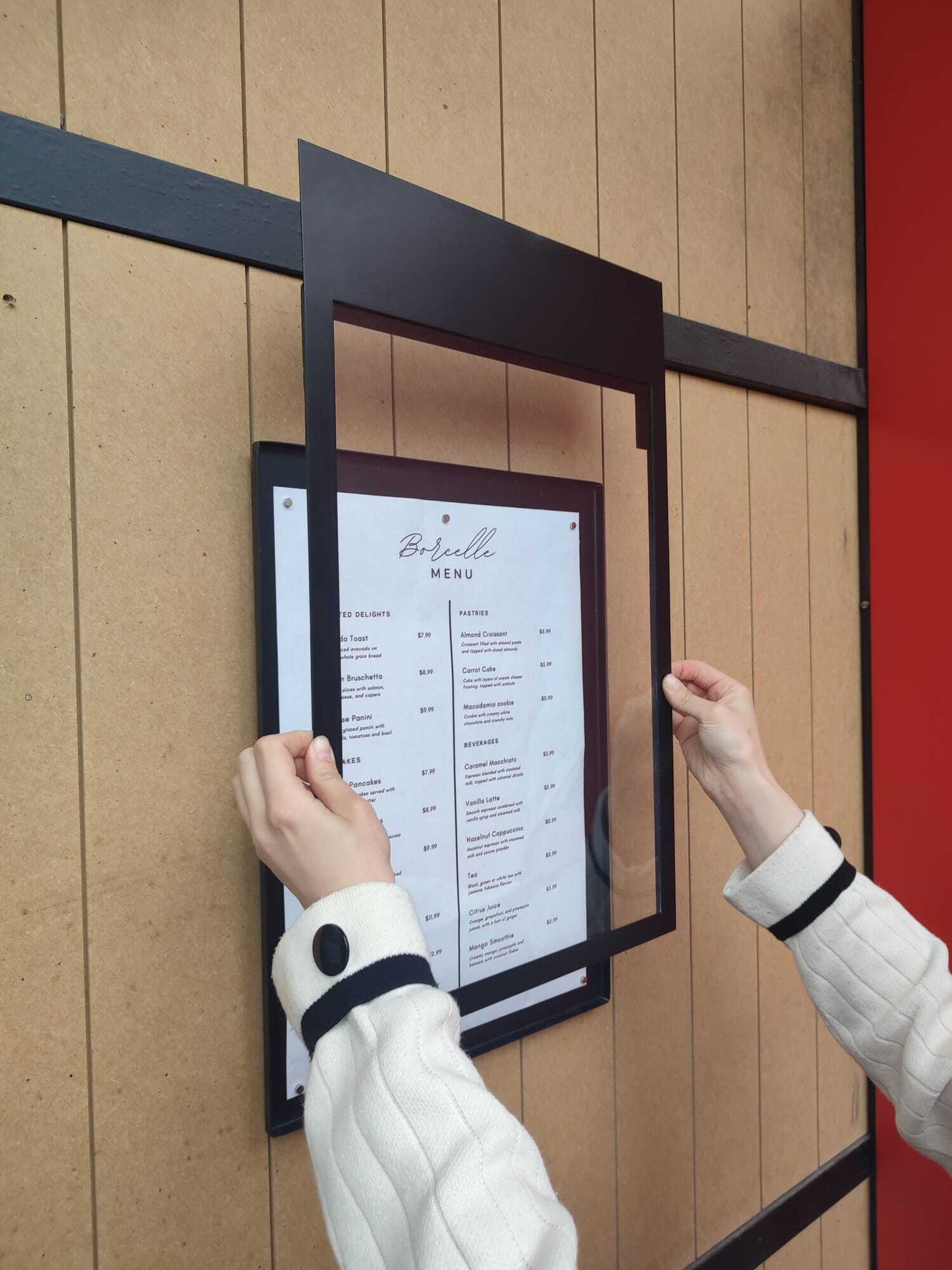 Restoran girişinde A3 boyutlu duvar tipi menü panosu, günlük menülerin sergilendiği korumalı ön kapaklı tasarım