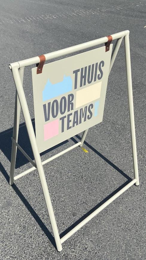 Şık ve modern tasarımıyla dikkat çeken tabela dış mekanda.