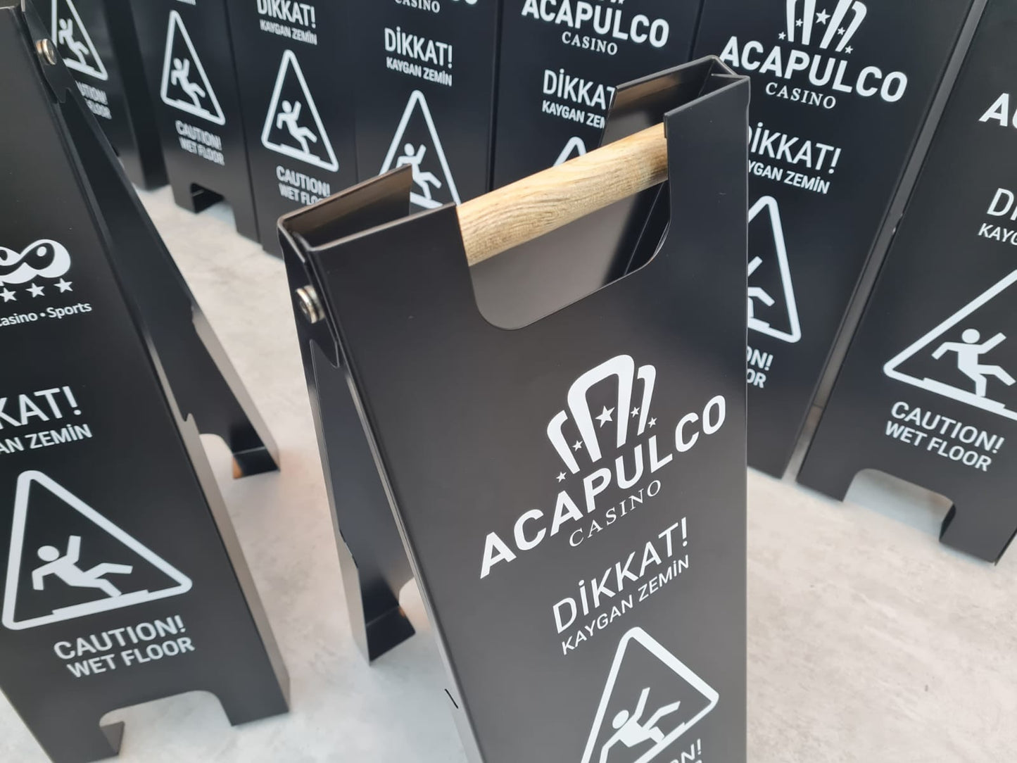 Kaygan zeminlerde güvenli yürüyüş için uyarı levhası