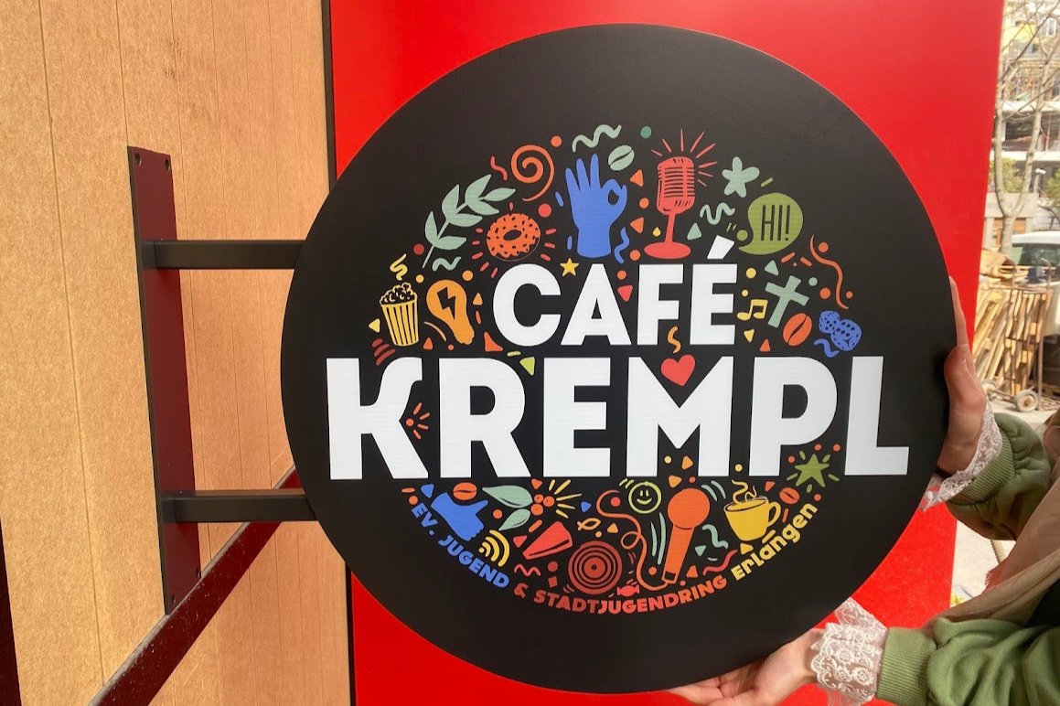 Kafe girişine uygun, üzerine logo baskısı yapılmış duvar tabelası örneği.