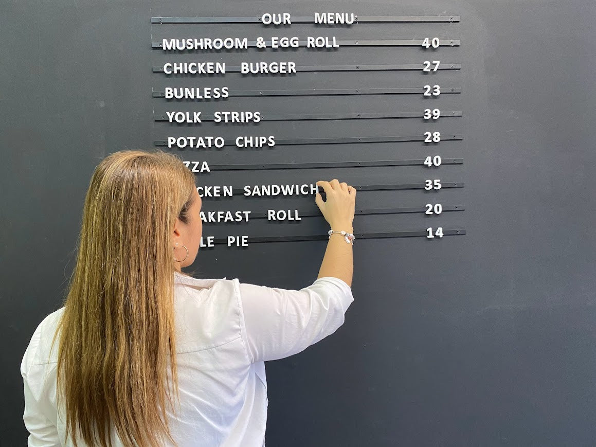 Kafelerde kampanya duyuruları için estetik pano.