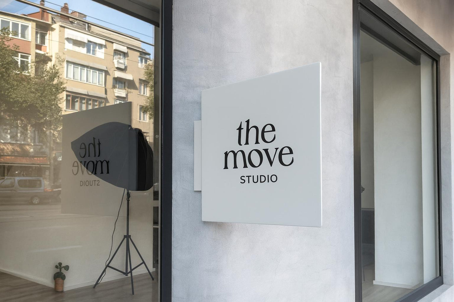 Kare formlu metal tabelanın ön cepheden görünüşü.