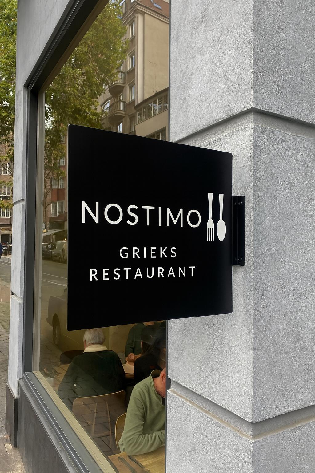 Metal tabelanın yandan görünümü, duvar montajı vurgulanıyor.