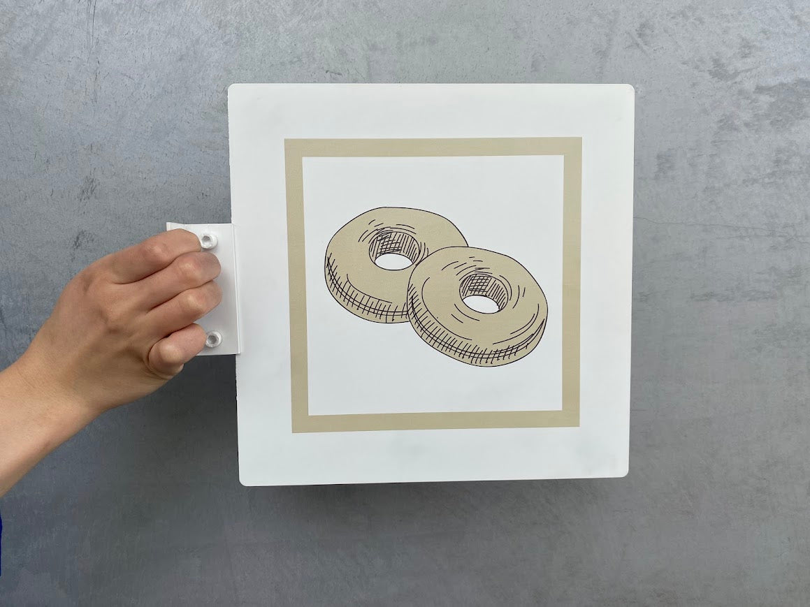 Kare formda tasarlanmış duvar tipi tabela örneği.