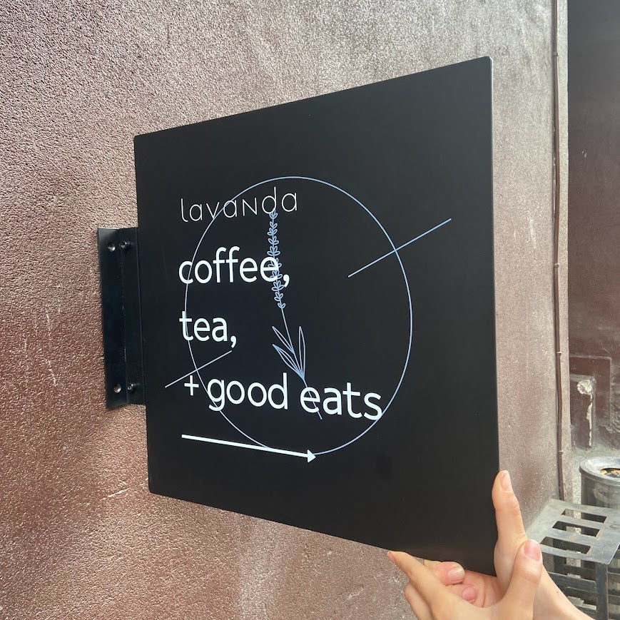 Kare tabela, duvara monte edilmiş halde detaylı şekilde görüntüleniyor.