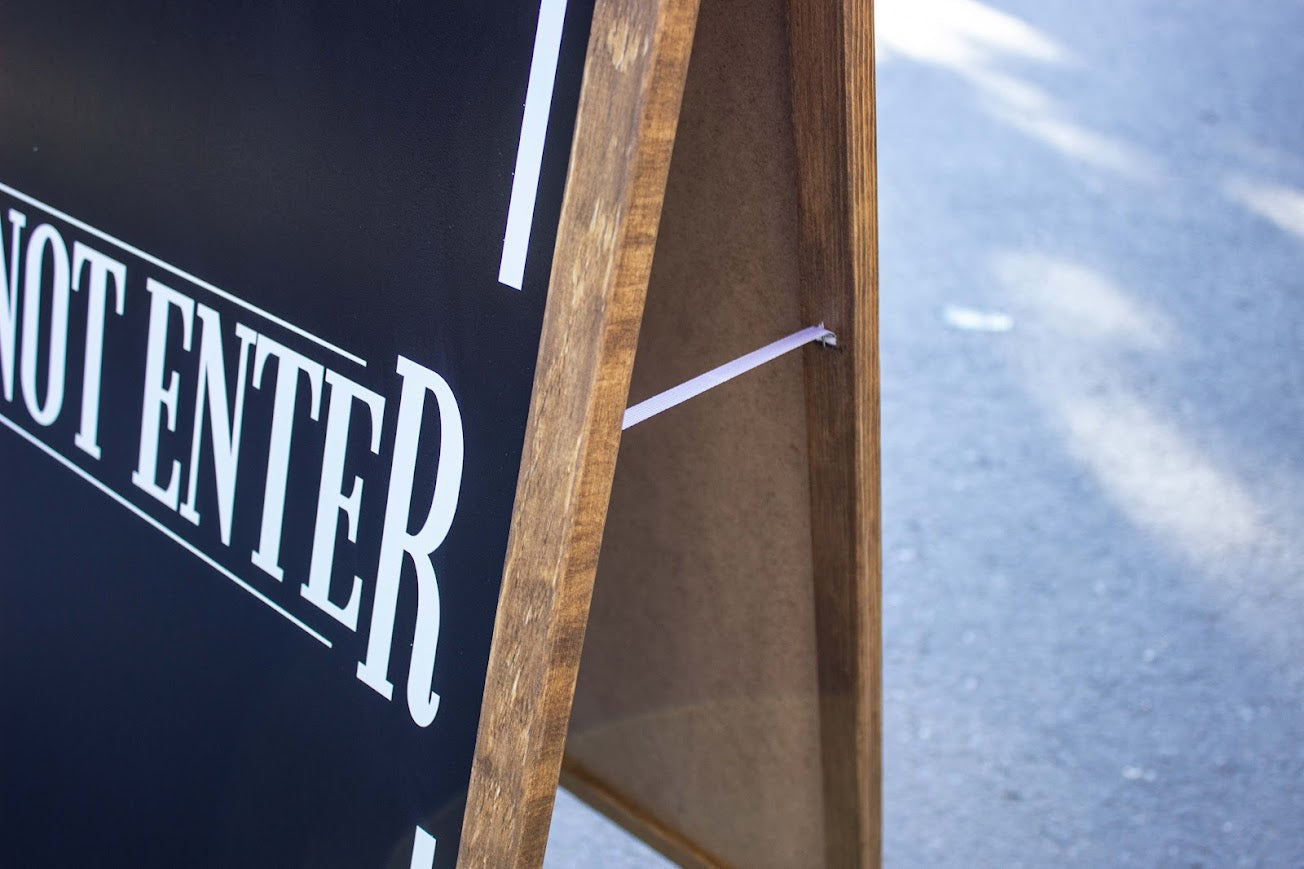 Ayaklı ve katlanabilir mekanizmalı ahşap tabela detayı