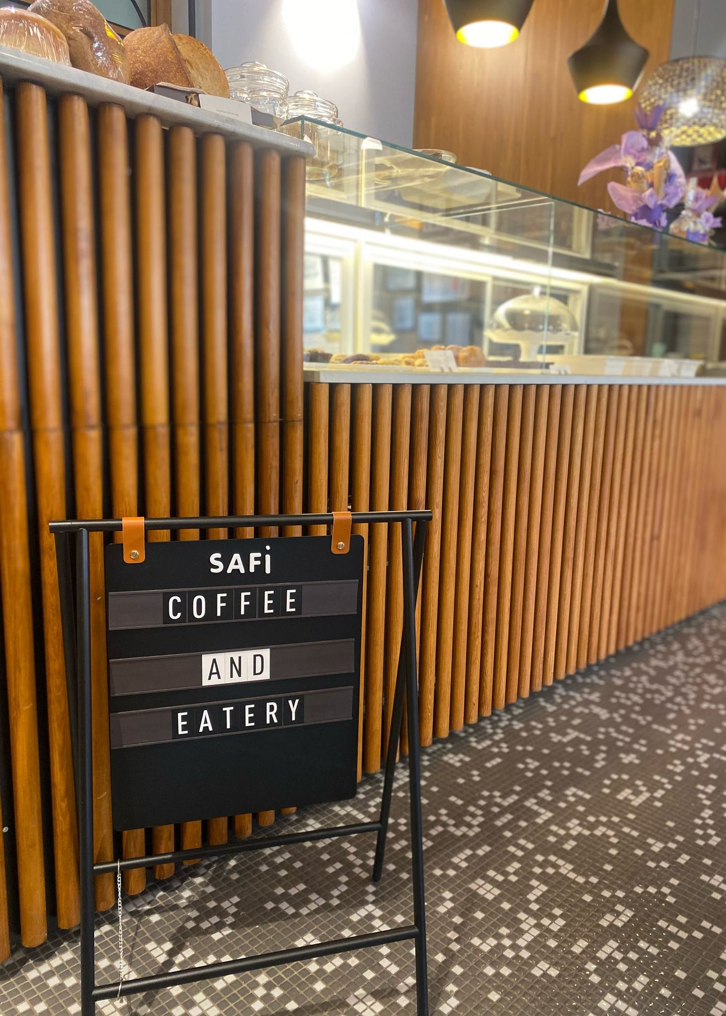 Metal gövdeli kompakt tabela, dayanıklı yapısı ile dikkat çekiyor.