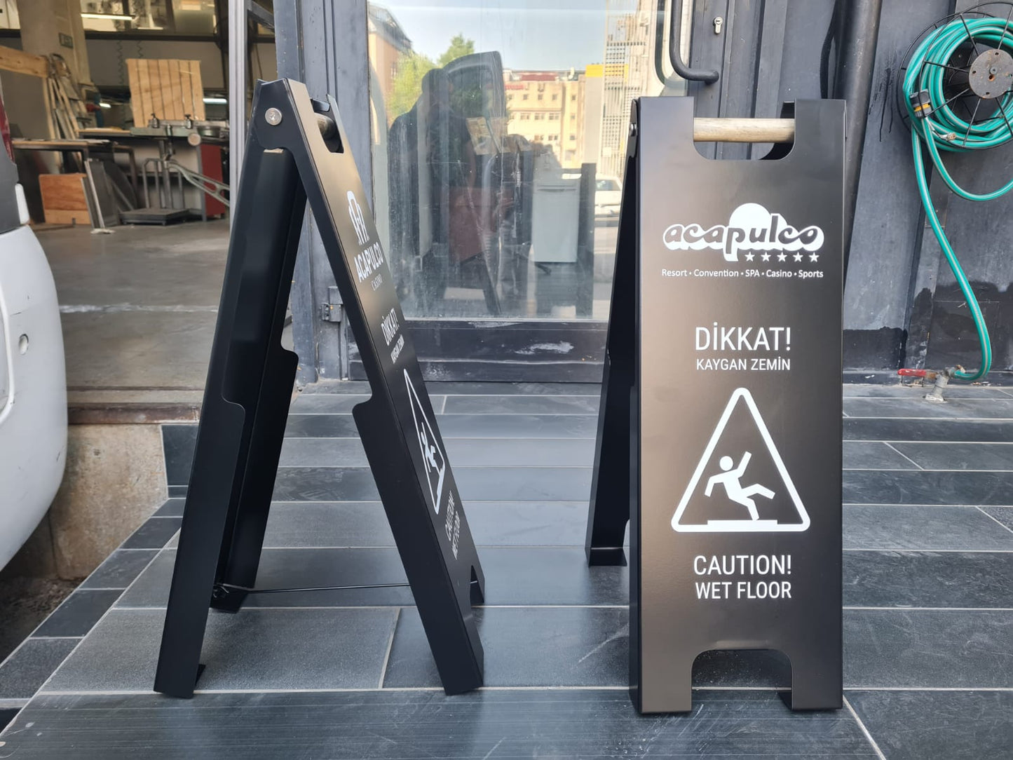 Kaygan zemin için tasarlanmış, metal gövdeli uyarı tabelası dış mekanda sergileniyor.