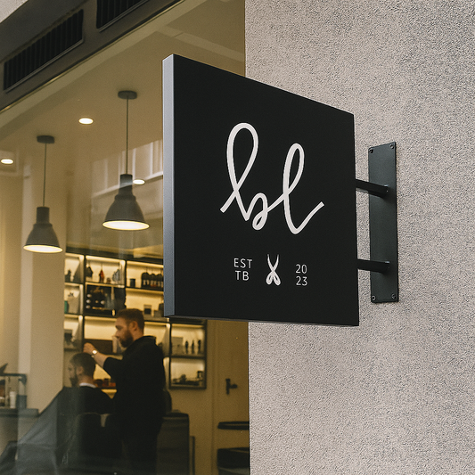 Kurumsal logo baskısıyla özelleştirilmiş kare yönlendirme tabelası.