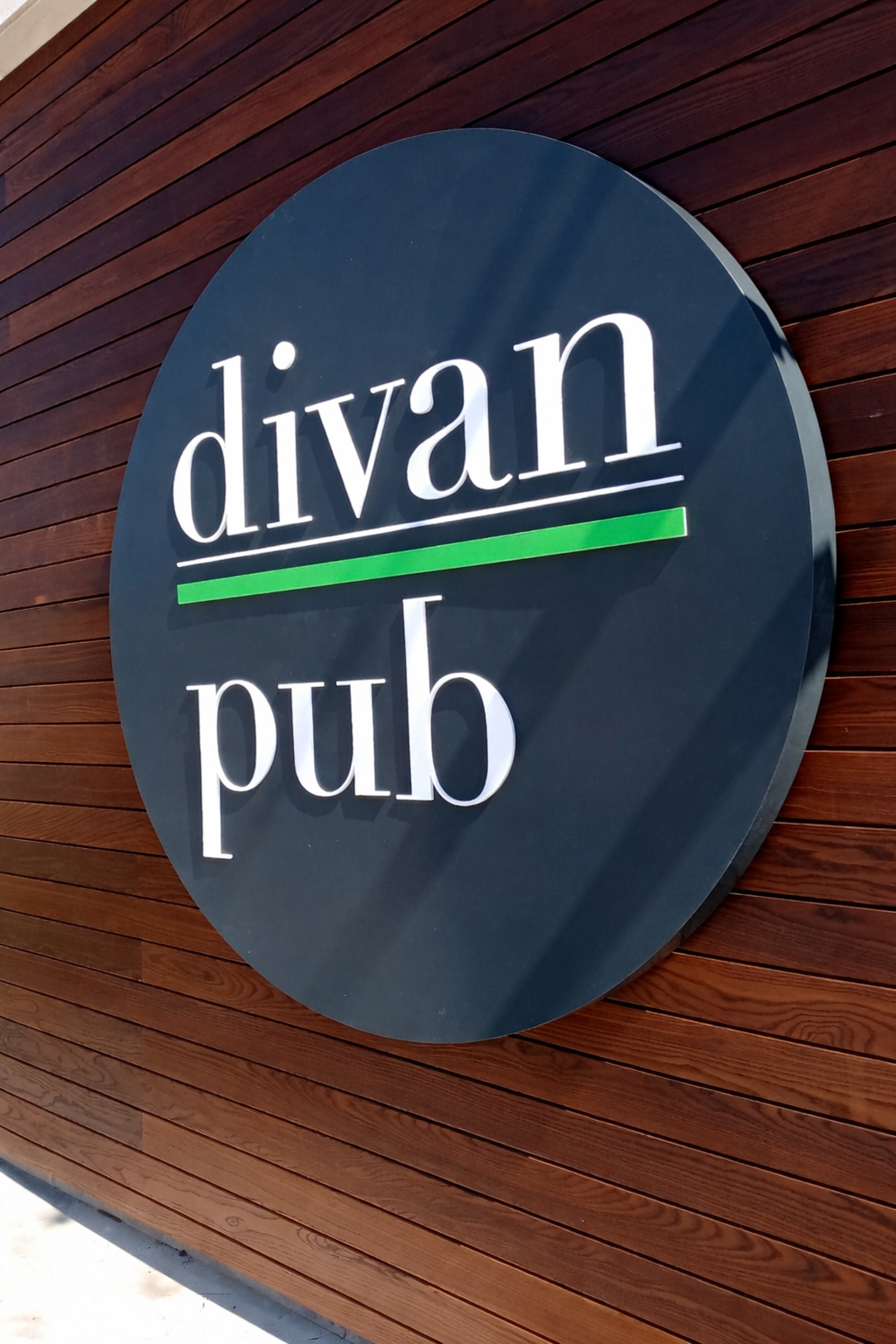 Kabartma kutu harfli marka tabelası, yuvarlak zeminli özel üretim dış mekan tabela modeli.