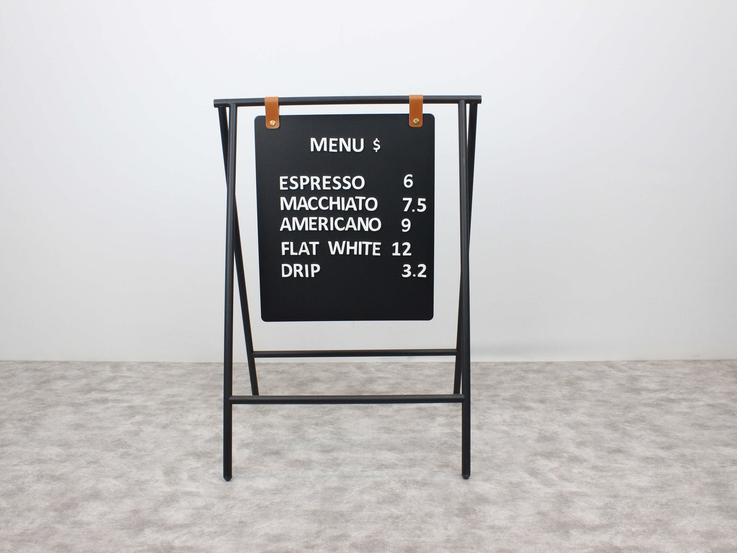 Manyetik harf seti özel kutusunda düzenli şekilde sunuluyor.