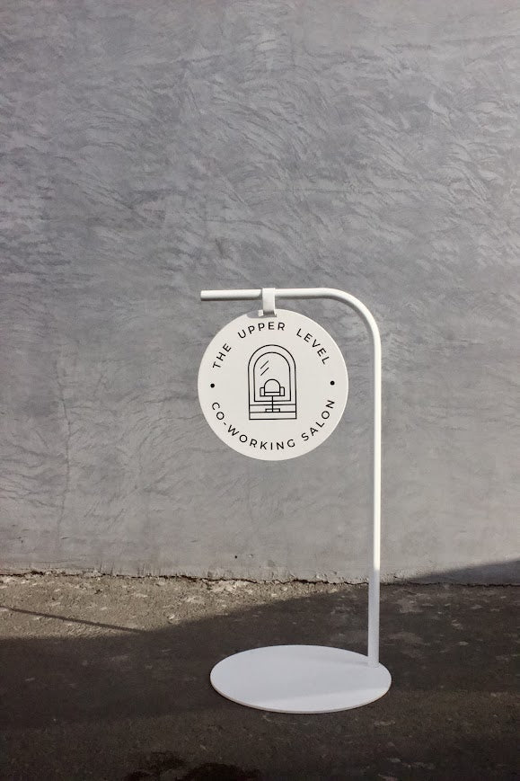 Yuvarlak metal levhalı portatif kaldırım tabelası.
