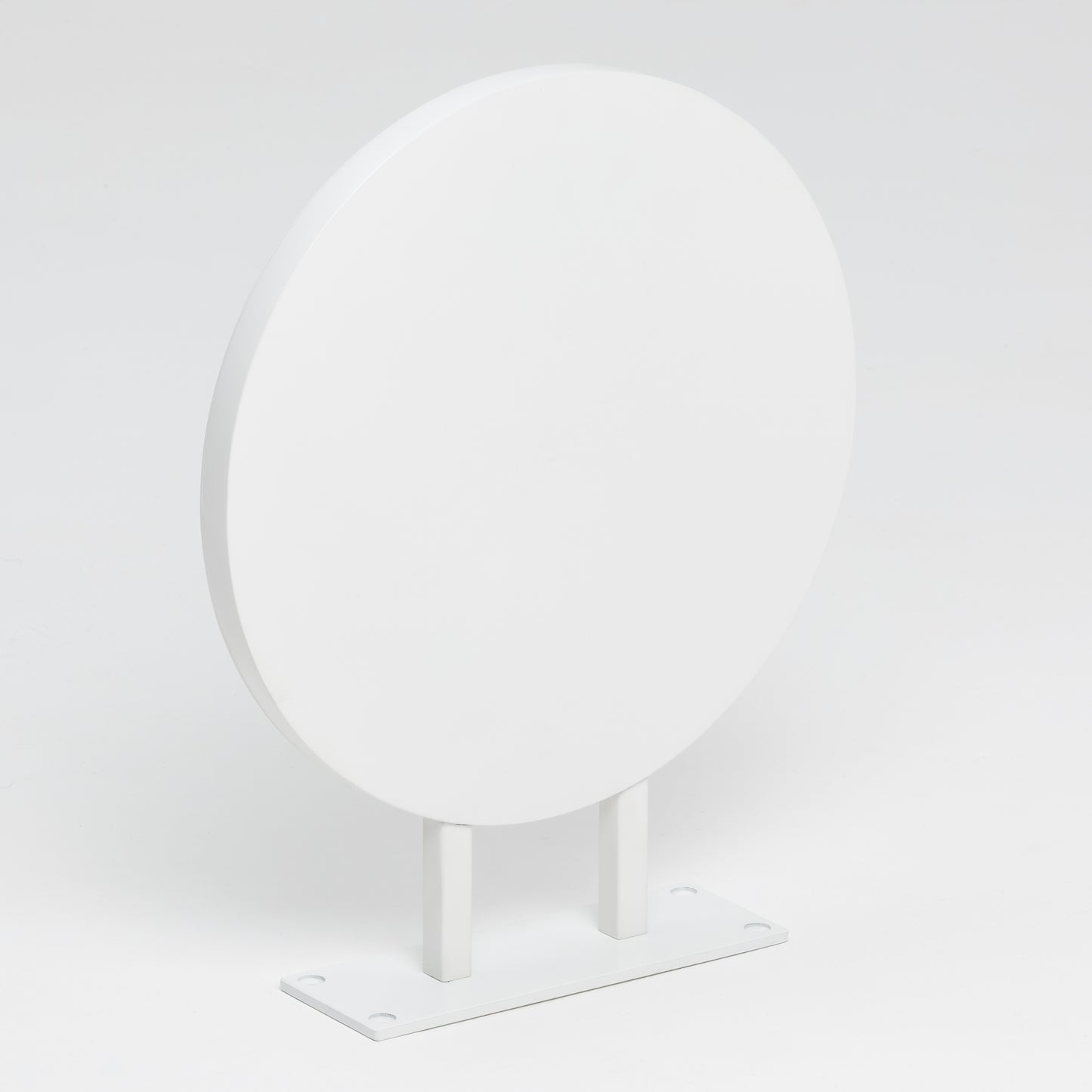 Dış mekana monte edilmiş, metal malzemeden üretilmiş dayanıklı tabela modeli.