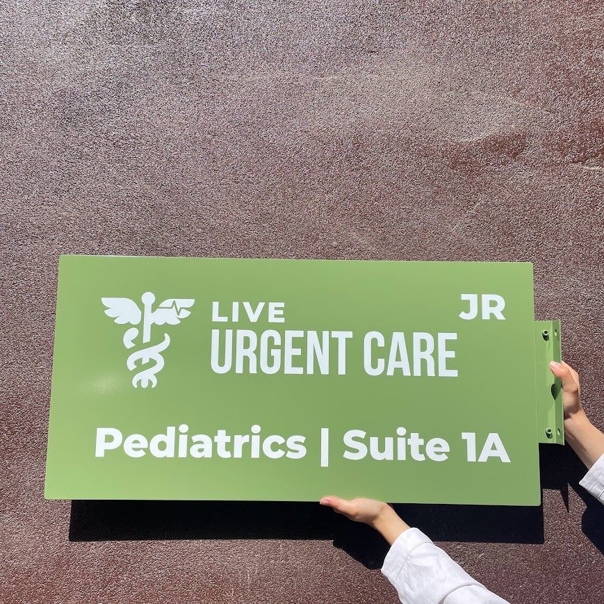 ayak bağlantısıyla duvara sağlam şekilde sabitlenen dikdörtgen tabela.