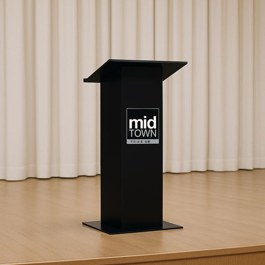 Etkinlik salonu sahnesinde mikrofonlu konuşmacı kürsüsü, profesyonel sunumlar için hazır.