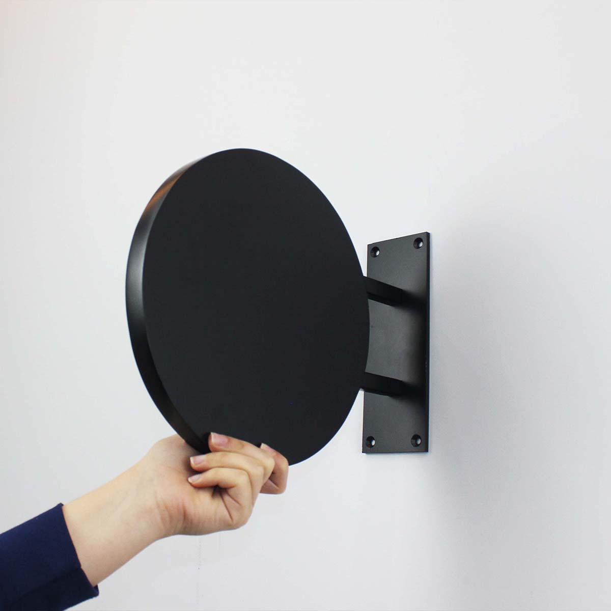 Hem iç hem dış mekanlar için uygun minimalist tabela modeli.