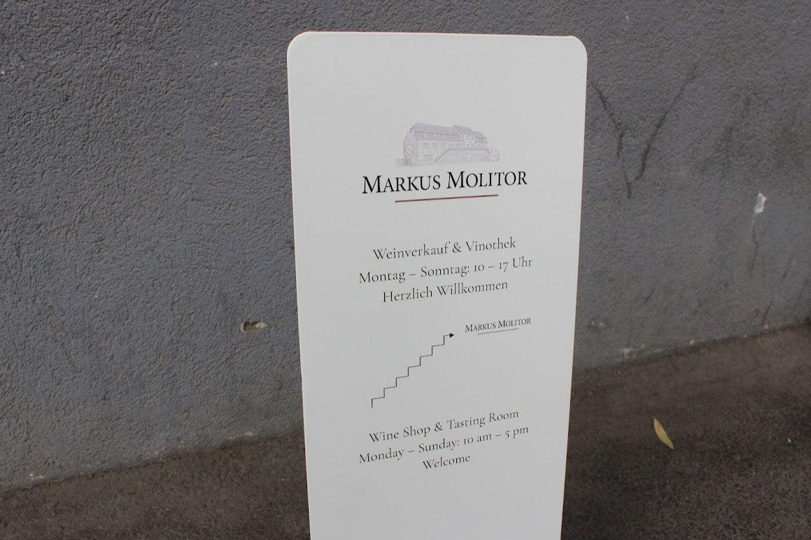 Özel renkte boyanmış şık pano, kafe girişinde dikkat çekiyor.