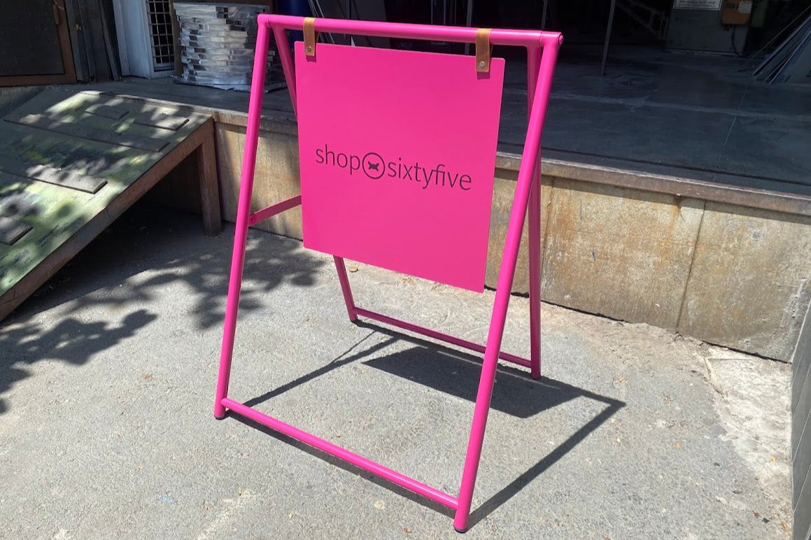 İşletmeye özel renge boyanmış A Frame tabelanın şık tasarımı.