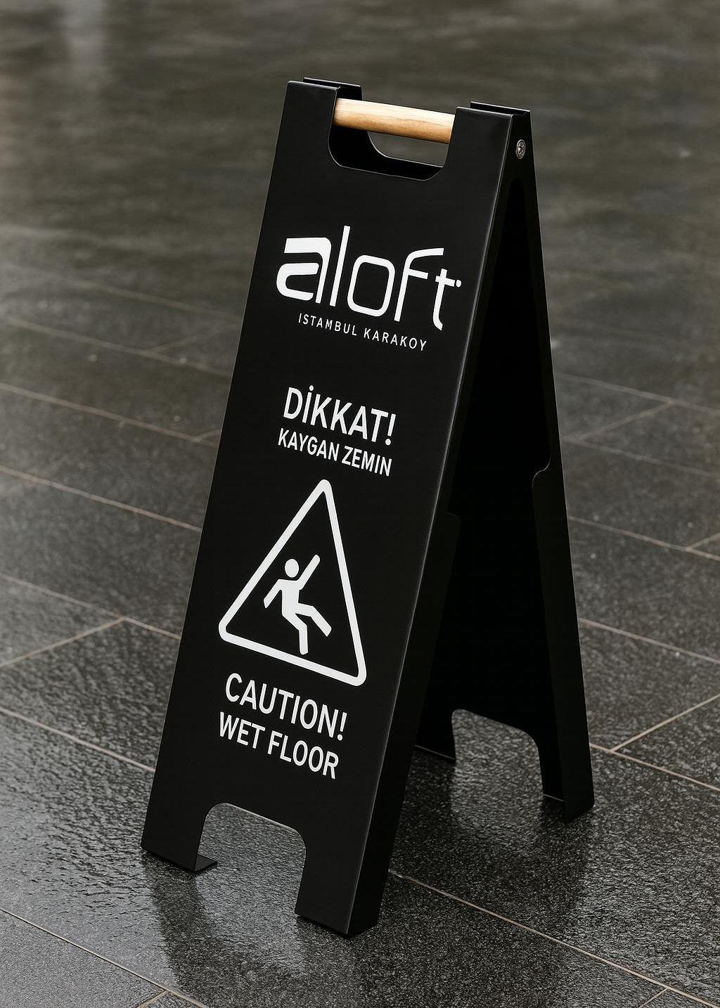 Üzerinde marka logosu ve uyarı metni bulunan kişiselleştirilebilir metal tabela.