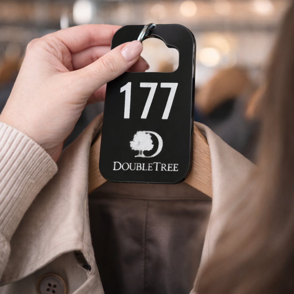 Özel üretim pleksi askı etiketi, dayanıklı UV baskı ile hazırlanmış vestiyer numarası.