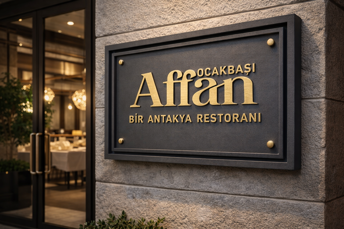 Pirinç kabartma harfli restoran giriş tabelası duvar üzerinde şık kullanım