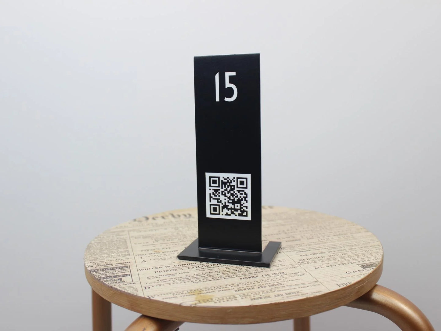 Restoranlar için temassız menü çözümü sunan QR kod masaüstü standı.