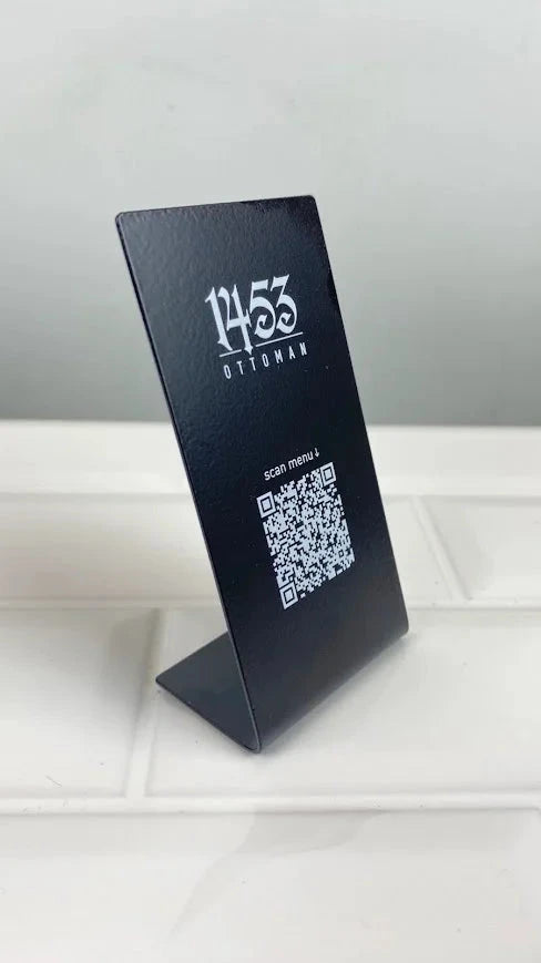 Siyah metal qrcode standi minimal tasarim.