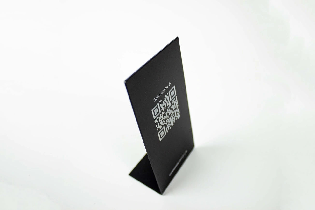 Siyah renkte masaustu QR kod standi metal malzemeden.