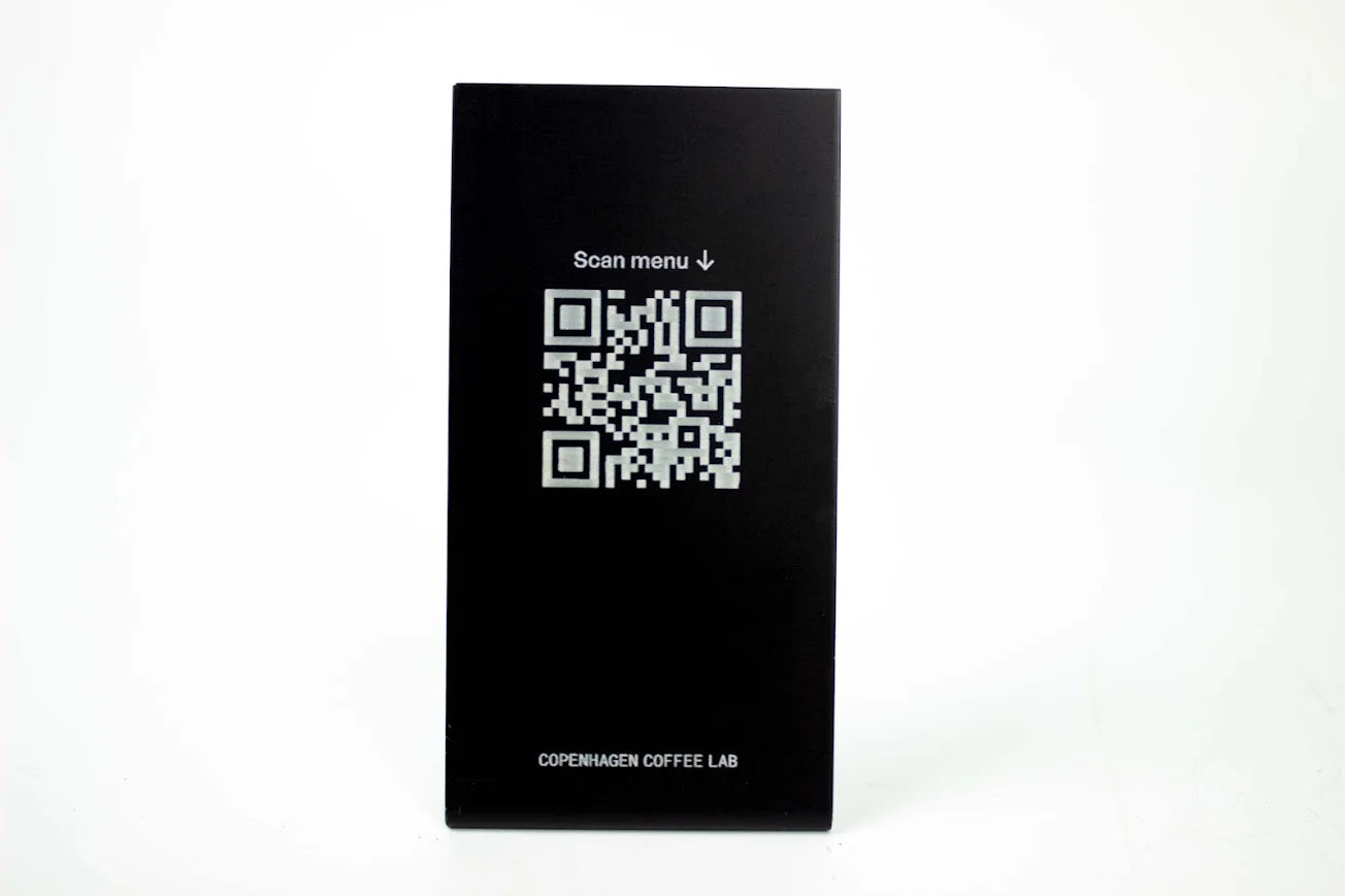 Kurumsal renklere boyanabilir masaustu QR stand.